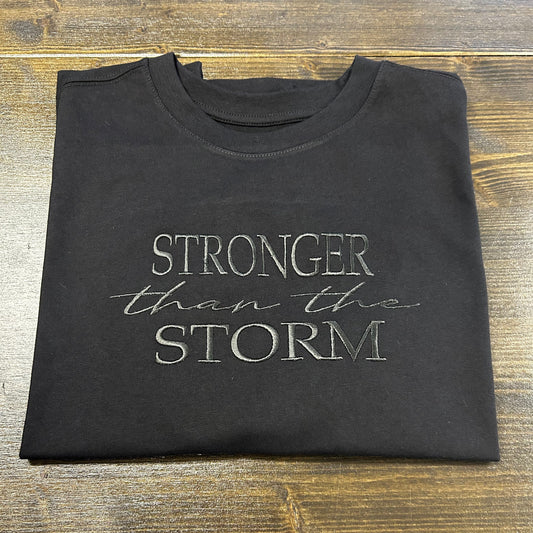 Oversized marškinėliai su užrašu "Stronger than the Storm"