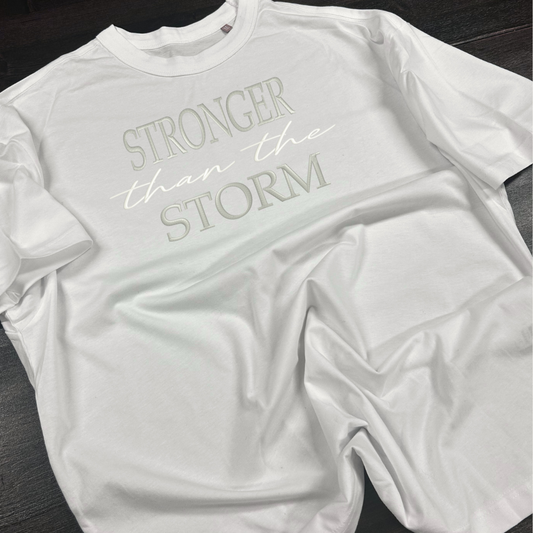 Oversized marškinėliai su užrašu "Stronger than the Storm"