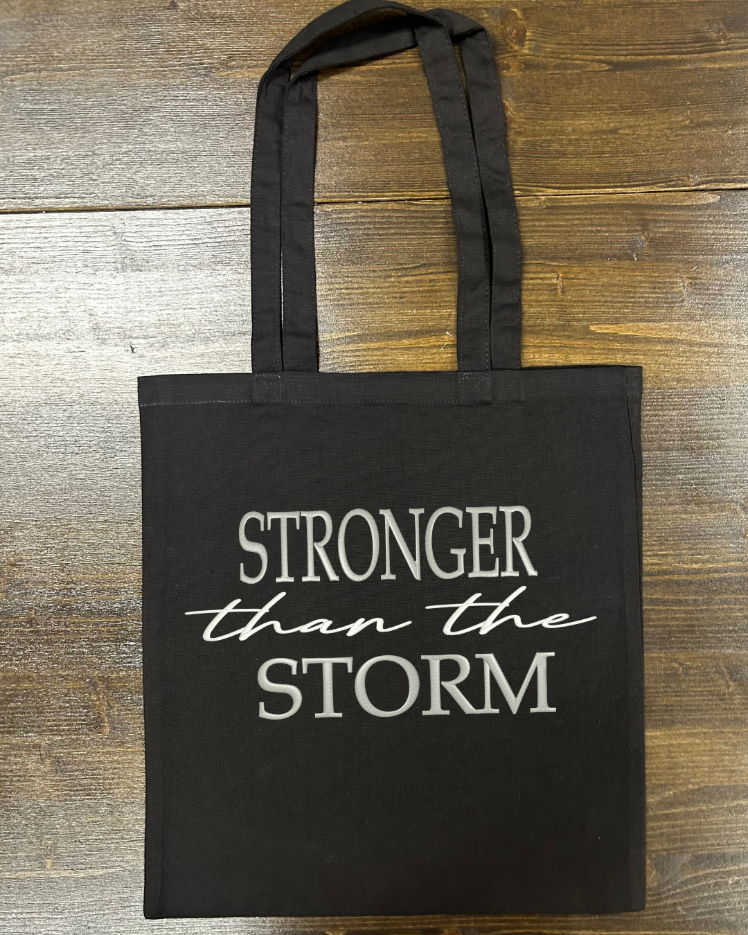 Medžiaginis maišelis „Stronger Than The Storm“ – kasdienė jėgos dozė