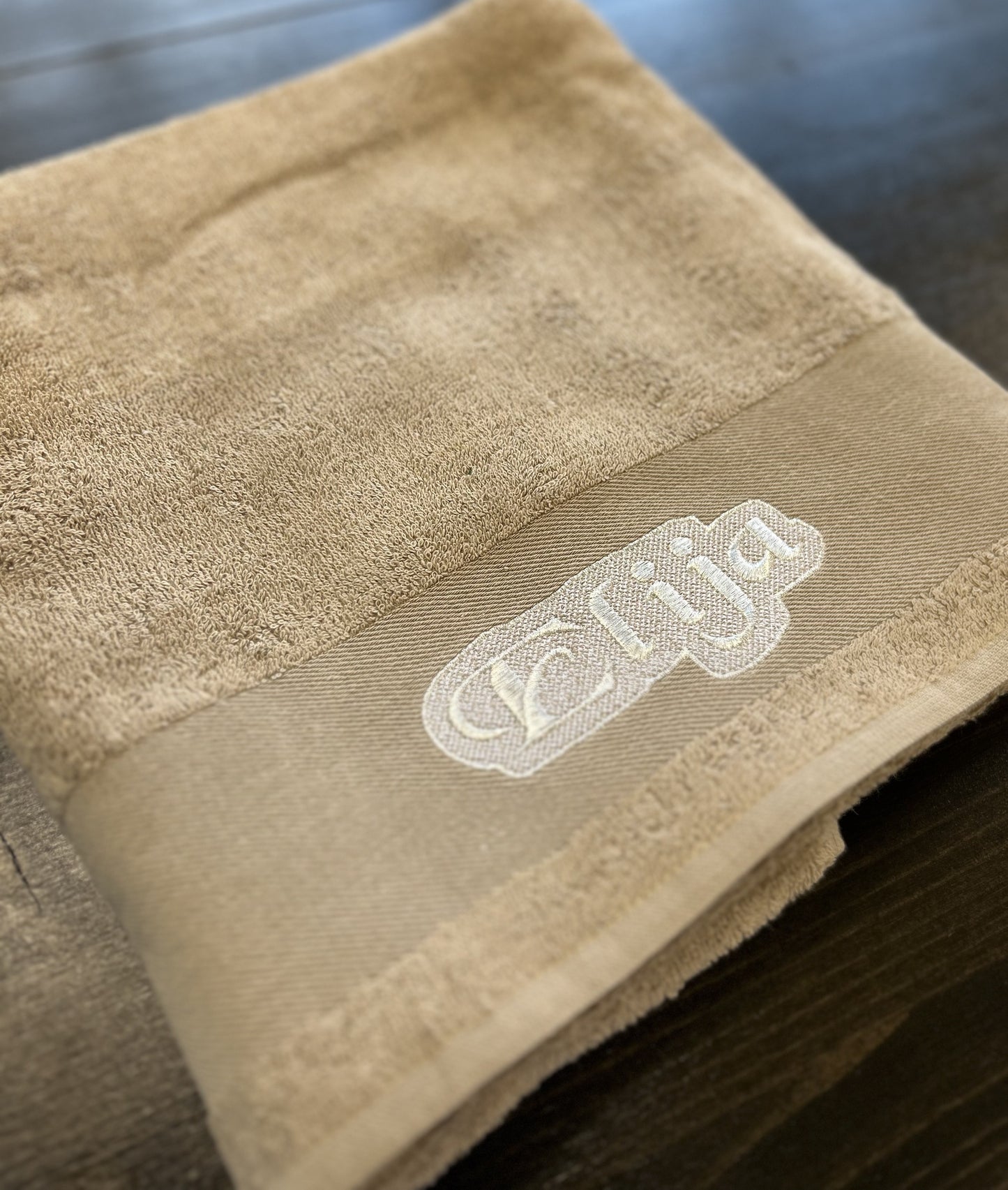 Siuvinėtas rakšluostis su inicialu