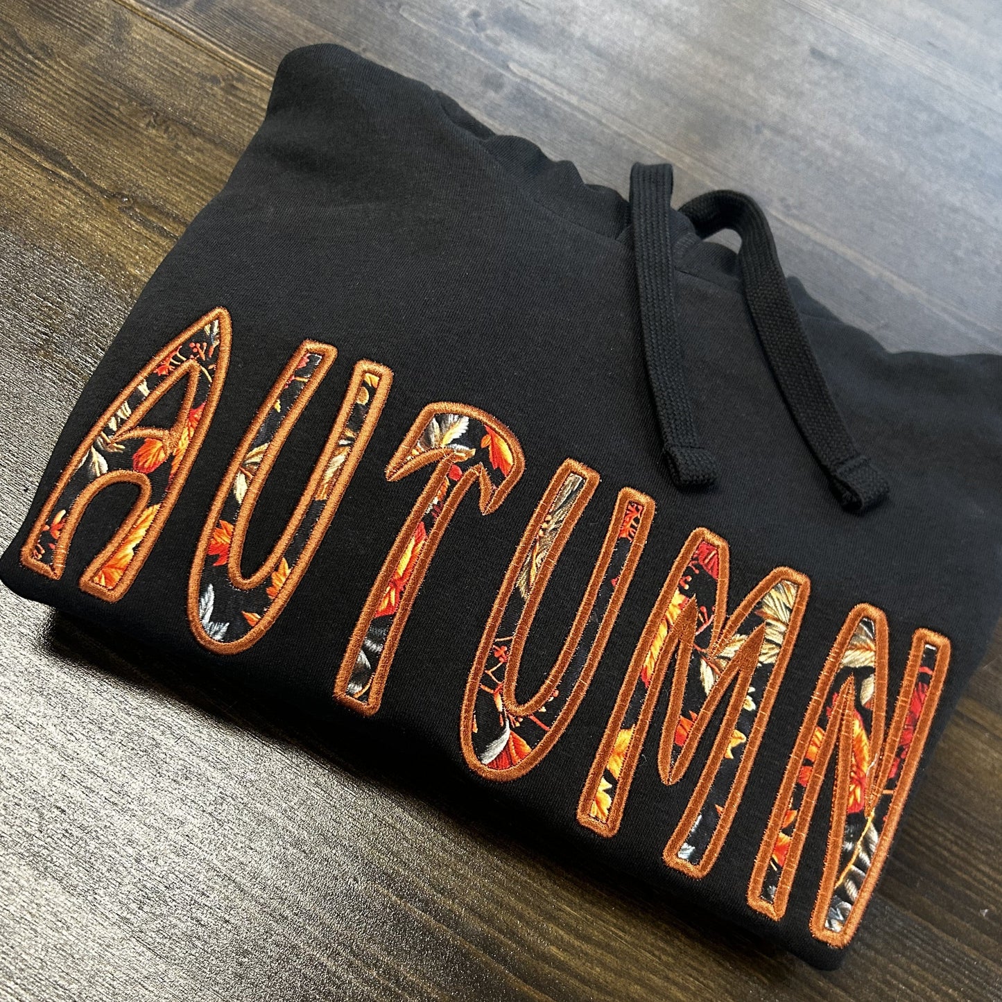 Siuvinėtas džemperis su užrašu "Autumn"