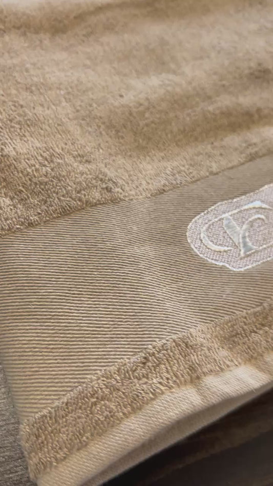 Siuvinėtas rakšluostis su inicialu