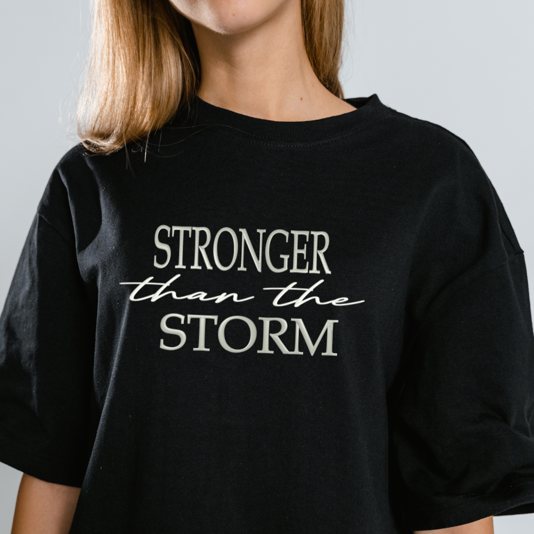 Oversized marškinėliai su užrašu "Stronger than the Storm"