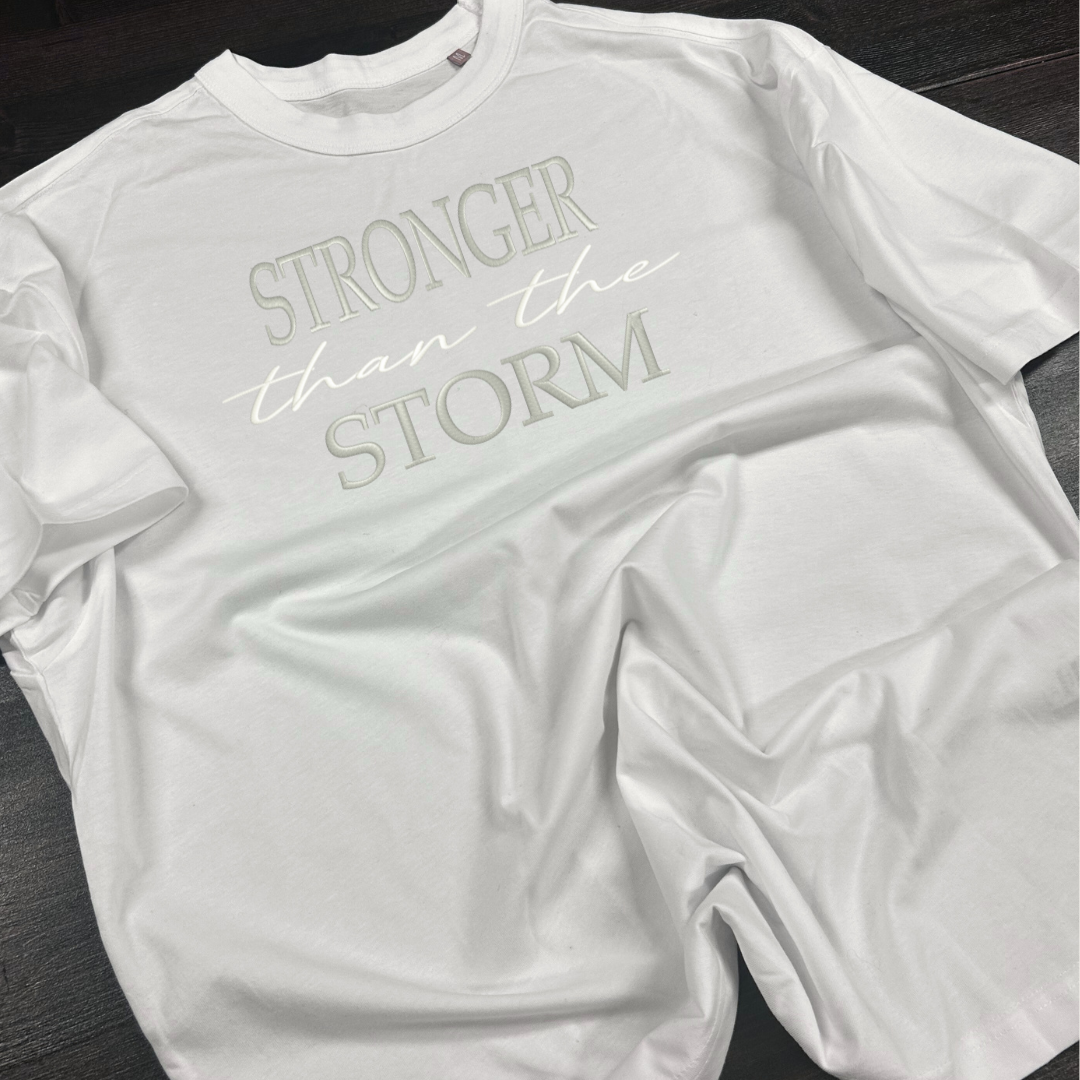 Oversized marškinėliai su užrašu "Stronger than the Storm"